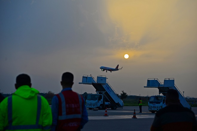 يراقب موظفو المطار وصول الرحلة الجوية الهندية الأولى في مطار النجف الدولي يراقب موظفو المطار وصول الرحلة الجوية الهندية الأولى في مطار النجف الدولي